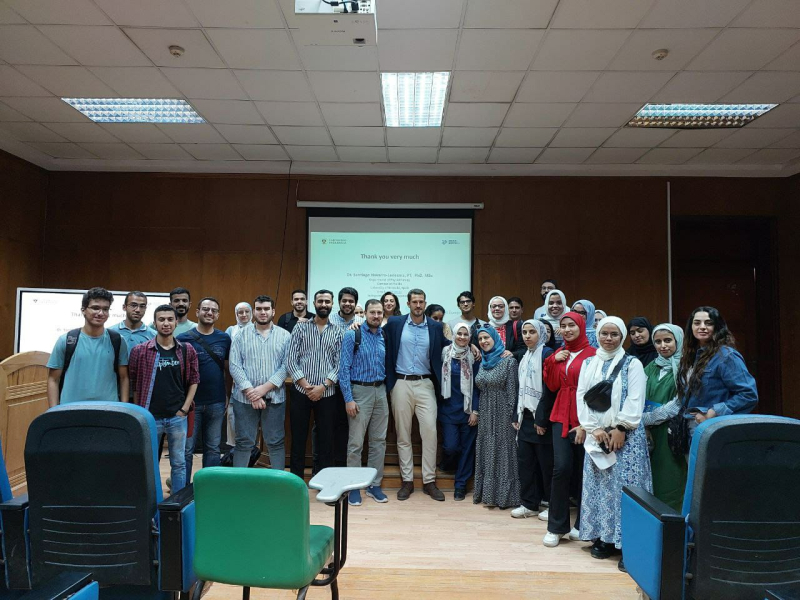 Profesor Ledesma y alumnado de la Universidad del Cairo Profesor Ledesma y alumnado de la U.C.